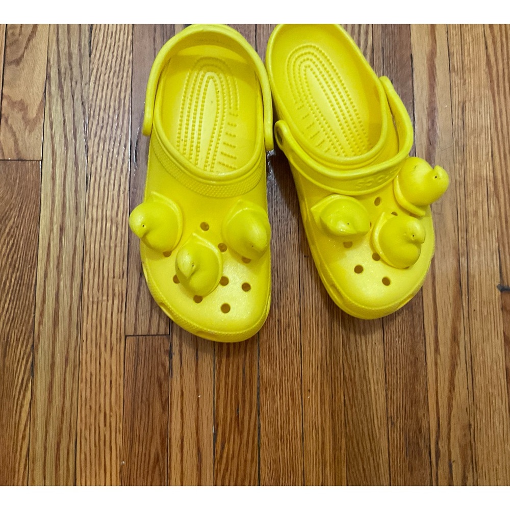 Croc with peep